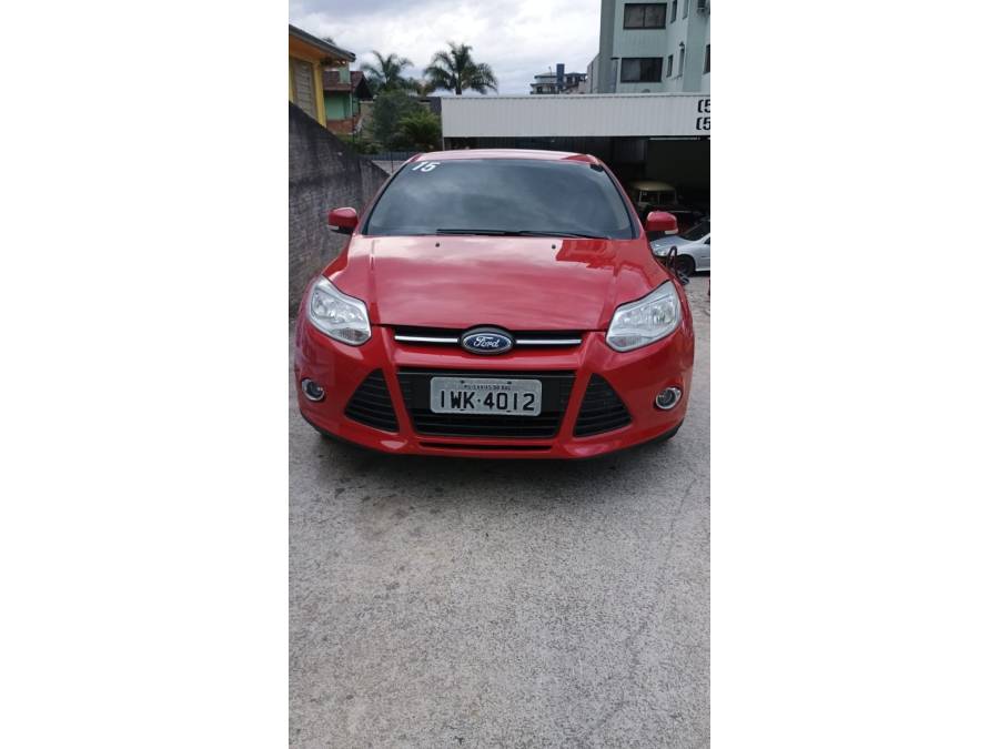 FORD - FOCUS - 2014/2015 - Vermelha - R$ 54.900,00