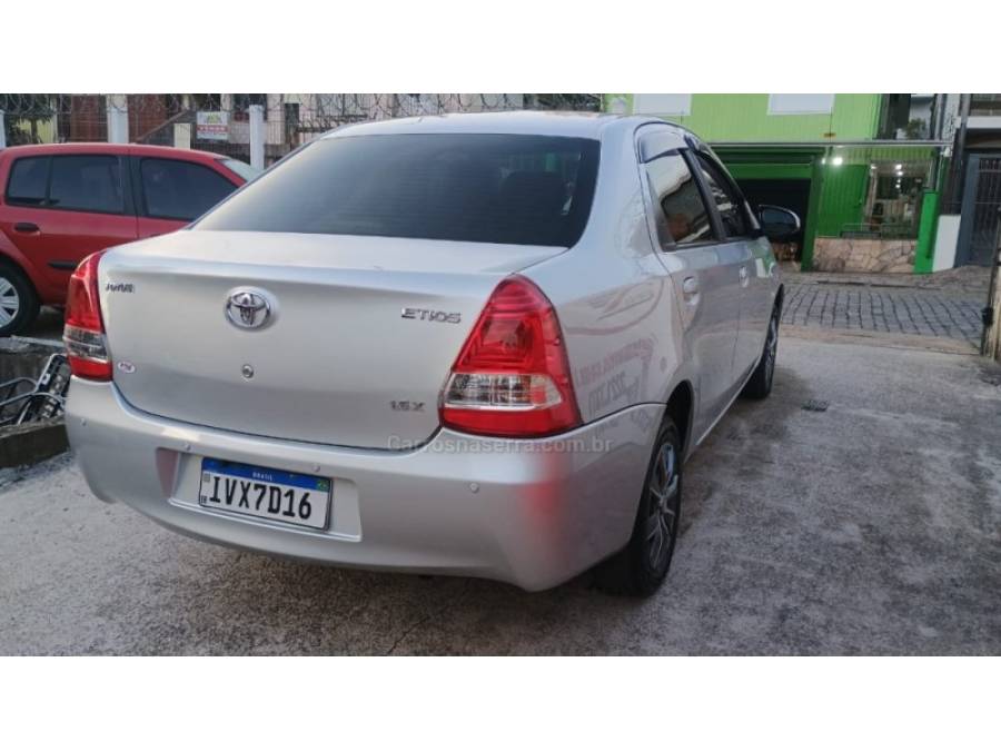 TOYOTA - ETIOS - 2014/2015 - Prata - R$ 44.900,00