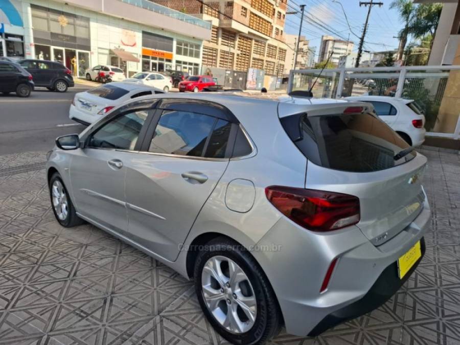 CHEVROLET - ONIX - 2020/2021 - Prata - R$ 82.000,00