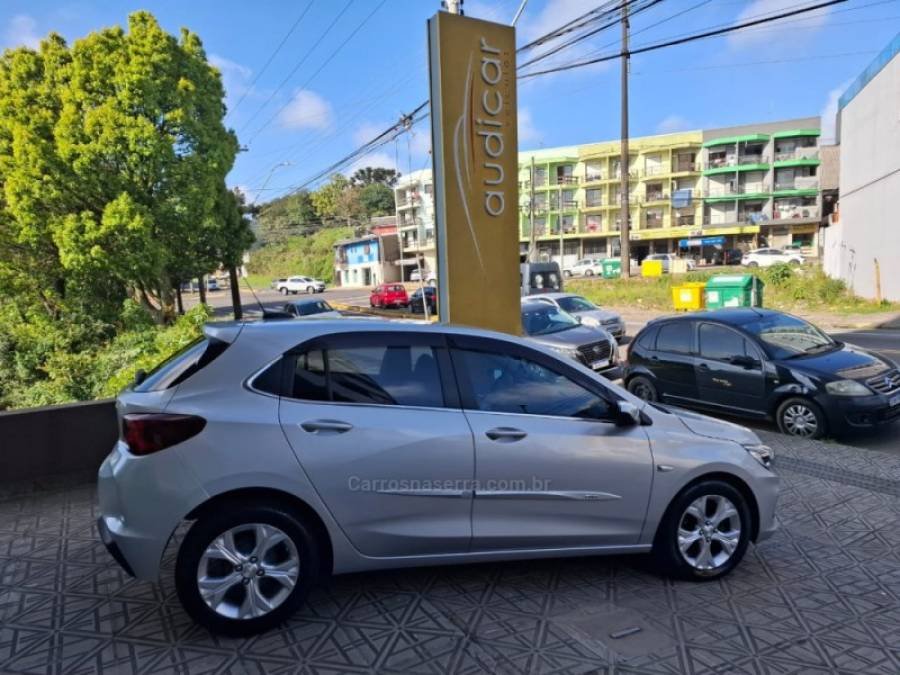 CHEVROLET - ONIX - 2020/2021 - Prata - R$ 82.000,00